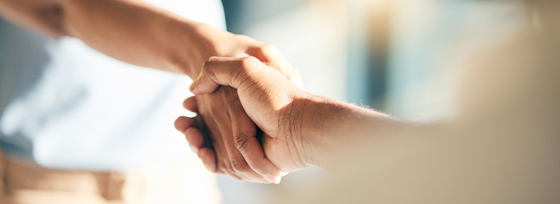 Händedruck, Begrüßung und Händedruck von Menschen, die sich treffen, um eine Partnerschaft oder eine Vereinbarung als Team mit Vertrauen einzugehen. Begrüßung, Akzeptanz und Dankeschön oder Willkommensgeste für Geschäft, Zusammenarbeit und Unterstützung